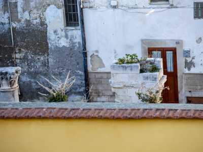 ...sovrastando vico Forno, portava direttamente al complesso di Santa Maria del Buonconsiglio permettendo un collegamento diretto tra i due edifici